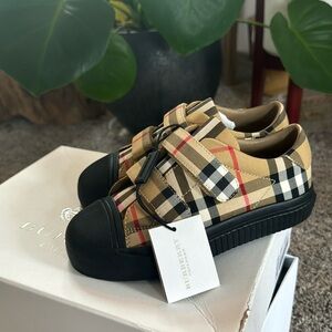 🧸Burberry Classic Sneakers For The Kiddos 👦 Fresh Never Worn W/ Tags 🏷️